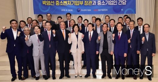 [머니S포토] 중소기업인 만난 박영선 중기부 장관