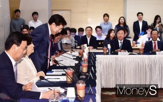 [머니S포토] 중기부-중소기업 간담회 참석한 김기문 KBIZ 회장
