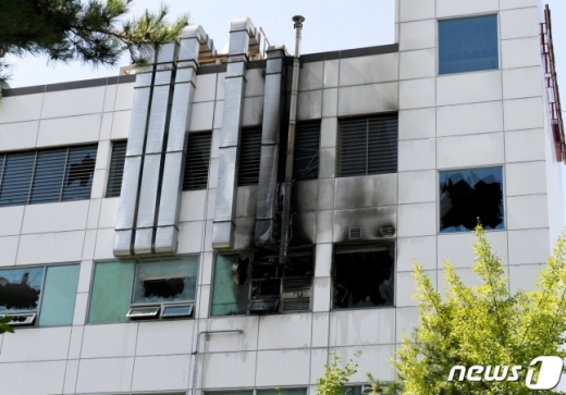 24일 오전 9시 3분쯤 경기 김포시 풍무동의 한 요양병원에서 화재가 발생, 노인 2명이 숨지는 사고가 발생했다. 사고가 발생한 요양병원의 모습. /사진=뉴스1