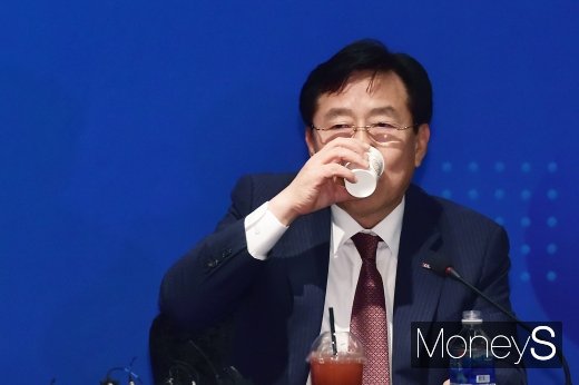 [머니S포토] 목 축이는 김기문 중기중앙회장