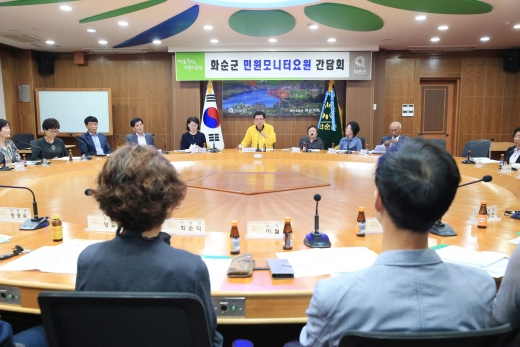 구충곤 화순군수가 24일 군청 소회의실에서 9월중 민원모니터요원 간담회를 개최했다./사진제공=화순군