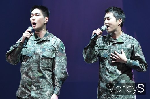 [머니S포토] 열창하는 온유와 시우민