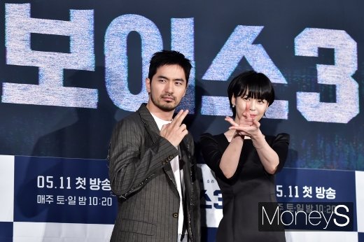 배우 이진욱과 이하나가 지난 5월9일 서울 영등포구 CGV 영등포에서 열린  OCN 새 토일 드라마 오리지널 '보이스 시즌3(극본 마진원 연출 남기훈)' 제작 발표회에서 포토타임을 갖고 있다. /사진=임한별 기자