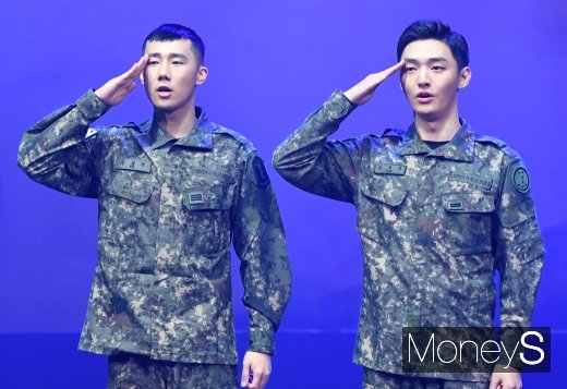 [머니S포토] 김성규·윤지성 '충성'