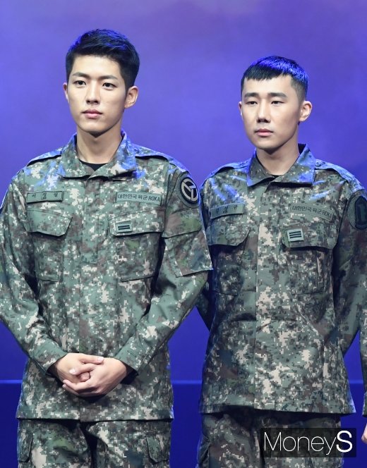 [머니S포토] 인피니트 이성열·김성규 '긴장한 일병과 여유있는 상병'