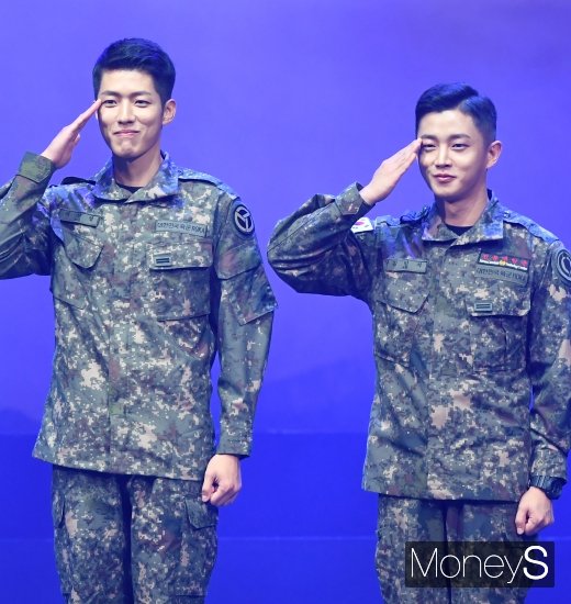 [머니S포토] 이성열·김민석, 군복입고 힘찬 경례