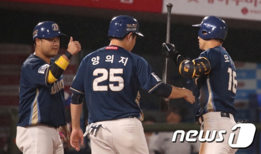NC 다이노스 타자 모창민(오른쪽)이 지난 23일 부산 사직야구장에서 열린 2019 KBO리그 롯데 자이언츠와의 경기에서 3회초 만루 홈런을 친 뒤 팀동료들과 기뻐하고 있다. /사진=뉴스1