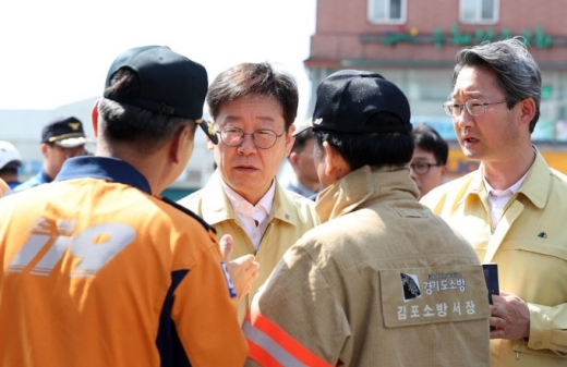 이재명 경기도지사가 24일 김포시 풍무동 요양병원 화재 현장을 찾아 권용한 김포소방서장 등 관계자들로부터 화재 진압 및 구조 상황을 보고 받고 있다. / 사진제공=경기도