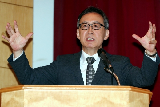 김선영 헬릭스미스 대표이사가 24일 오전 서울 여의도 NH투자증권 여의도 본사에서 열린 헬릭스미스 임상3상 결론 도출 실패 관련 간담회에서 참석자들의 질문에 답하고 있다. /사진=뉴스1 DB
