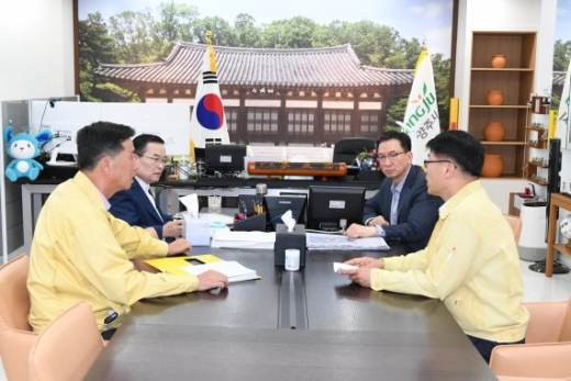 이성호 양주시장(왼쪽 앞쪽) ASF 차단방역 긴급대책회의 주재. / 사진제공=양주시