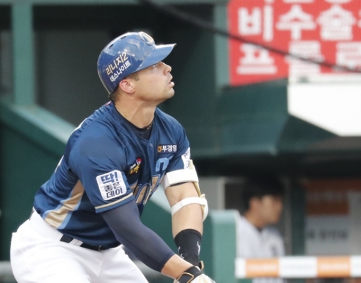 24일 열린 2019 KBO리그 두산 베어스와의 경기에서 3안타 5타점 만점 활약을 펼친 NC 다이노스 타자 제이크 스몰린스키. /사진=뉴스1