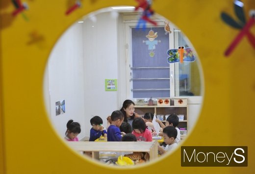 [머니S포토] '오늘부터 언니 오빠도 아동수당 받아요'