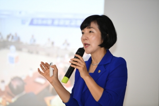 김지수 경상남도의회 의장이 지난 24일 '함께 만드는 완전히 새로운 경남을 위한 경상남도의회 역할과 방향'이라는 주제로 특강했다./사진=경남도의회