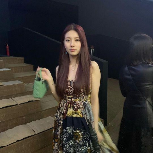 수지, 파리 패션쇼장서 빛나는 '청순 외모'