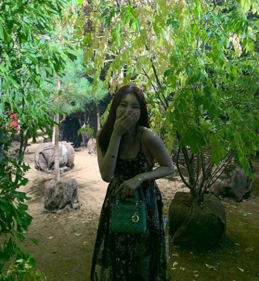 수지, 파리 패션쇼장서 빛나는 '청순 외모'