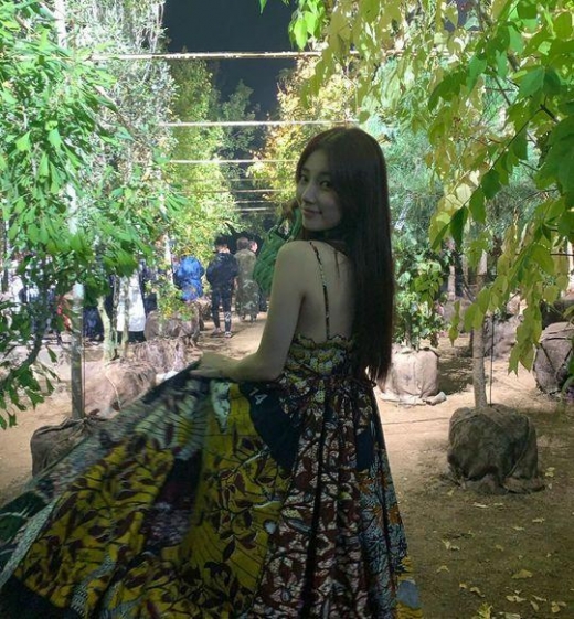 수지, 파리 패션쇼장서 빛나는 '청순 외모'