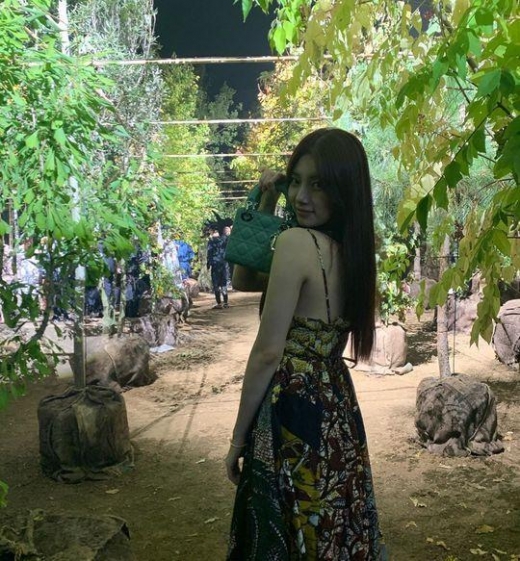 수지, 파리 패션쇼장서 빛나는 '청순 외모'