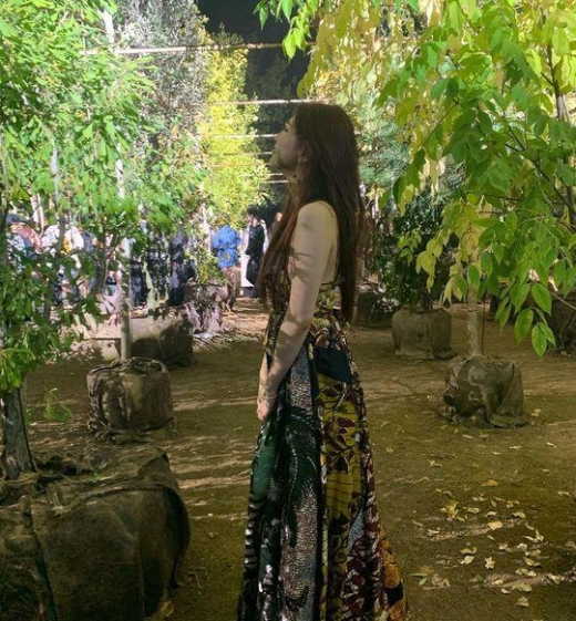 수지, 파리 패션쇼장서 빛나는 '청순 외모'