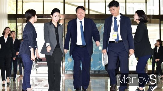 [머니S포토] 세간의 관심받는 윤석열 총장
