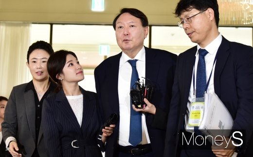 [머니S포토] 조국 수사 질문받는 윤석열 검찰총장