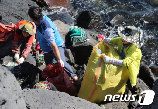지난 17일 오전 제주항 서방파제 일원에서 열린 제19회 국제 연안정화의 날 행사에서 자원봉사자들이 해안 쓰레기를 줍고 있다. /사진=뉴스1