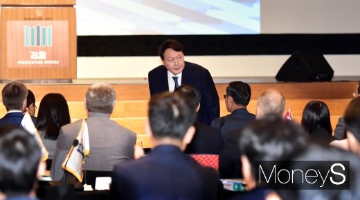 [머니S포토] 검찰 조국 수사 진행 중 첫 외부 행사 참석한 윤석열 총장