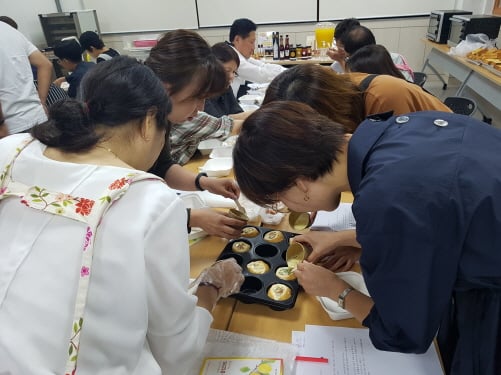 ▲지난 24일 직업현장체험에 참여한 나주지역 중장년들이 브런치메뉴와 카페음료를 실습하고 있다./사진제공=노사발전재단 광주중장년일자리희망센터