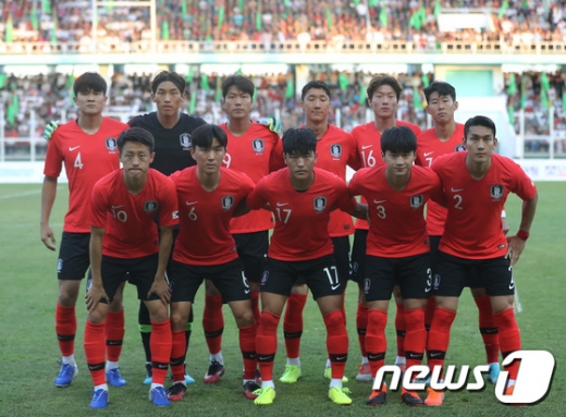 지난 10일(현지시간) 투르크메니스탄 아시가바트 코페트다그 스타디움에서 열린 '2022 국제축구연맹(FIFA) 카타르 월드컵 아시아지역 2차 예선' H조 조별리그 1차전 한국과 투르크메니스탄의 경기에 앞서 선수들이 기념촬영을 하고 있다. /사진=뉴스1