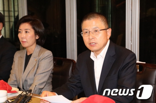 황교안 자유한국당 대표(오른쪽)가 25일 서울 여의도의 한 식당에서 열린 국회상임위원장 및 간사단 오찬에서 발언을 하고 있다. /사진=뉴스1