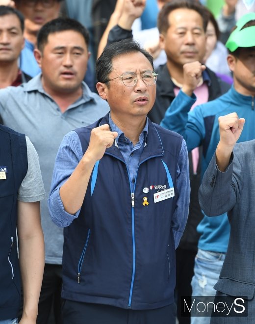 [머니S포토] 구호 외치는 김명환 위원장
