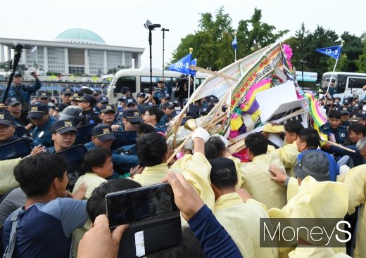 [머니S포토] 경찰과 충돌하는 농민들