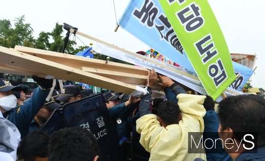 [머니S포토] 국회 앞에서 경찰과 충돌하는 농민들