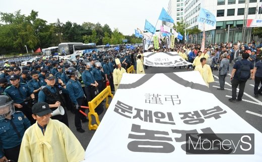 [머니S포토] 상여 메고 국회로 향하는 농민들
