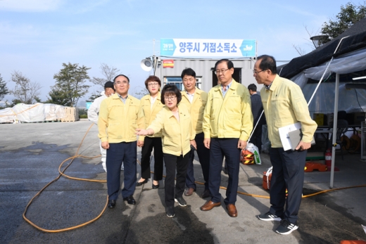 양주시의회 의원들은 은현면 도하리에 위치한 제1거점 소독소를 방문 방역시설을 점검하고 관계자들을 격려했다. / 사진제공=양주시의회