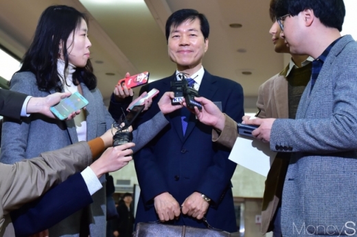 김태한 삼성바이오로직스 사장이 취재진 질문을 듣고 있다. /사진=임한별 기자
