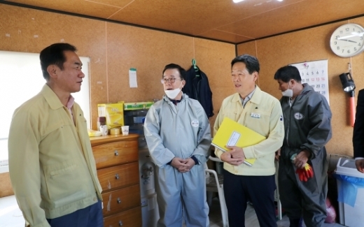 24일 평택시 안중읍 거점통제소를 찾은 정장선 평택시장(왼쪽)이 방역 상황을 점검하고 근무자를 격려하고 있다. / 사진제공=평택시