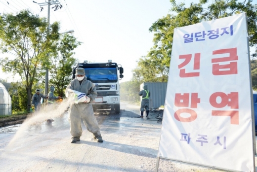파주시 적성면에서 방역 관계자들이 양돈 농가에 출입하는 모든 차량들을 대상으로 이동 통제 및 방역 작업을 하고 있는 모습. / 사진제공=파주시