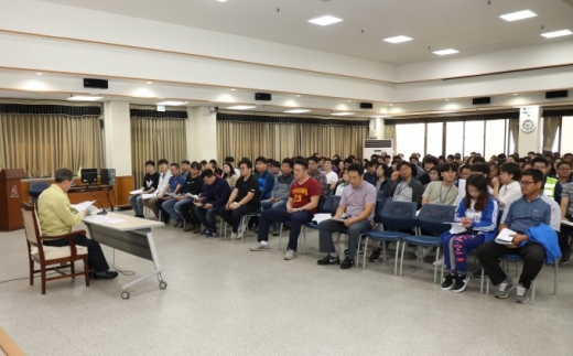 안성시는 25일 오전 4층 대회의실에서 당일 167개 농가 방역 근무에 들어가는 167명의 공직자들에 대해 사전 교육을 갖고 방역복 등 필요 물품을 제공했다. / 사진제공=안성시