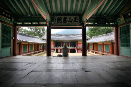 경주 옥산서원 구인당. 대청에서 자옥산 능선이 한눈에 들어온다. /사진제공=한국관광공사