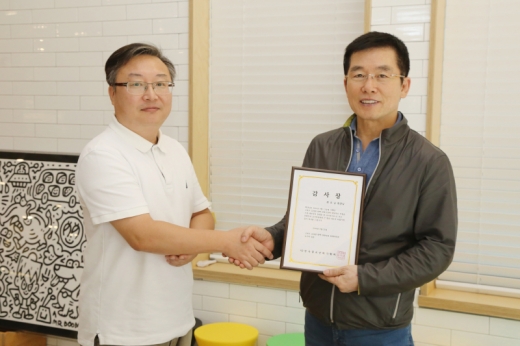 '극장판 헬로카봇' 최신규 총감독, '고바우' 김성환 화백 유족에게 감사장 전달받아