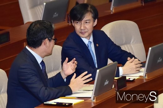 [머니S포토] 대정부 질문 첫날, 조국 장관 국회 데뷔