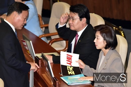 [머니S포토] 국회 대정부질문에 '조국사퇴' 꺼내든 나경원