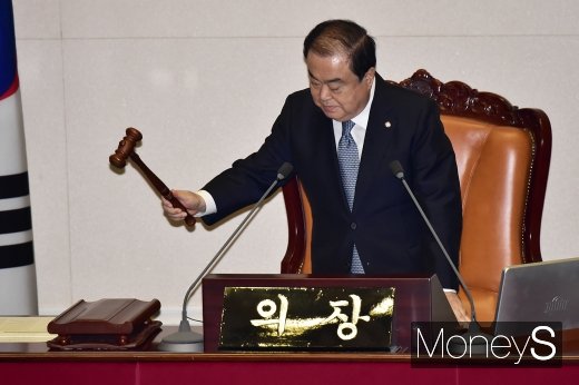 [머니S포토] 탕탕탕! 대정부질의 개시 알리는 문희상 의장