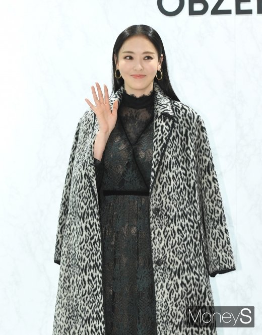 [머니S포토] 이다희, 호피무늬 코트도 완벽 소화