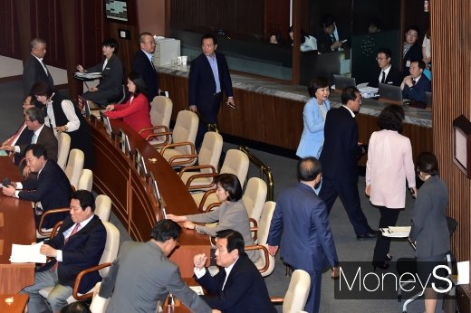 [머니S포토] 조국 국회 데뷔부터 난항