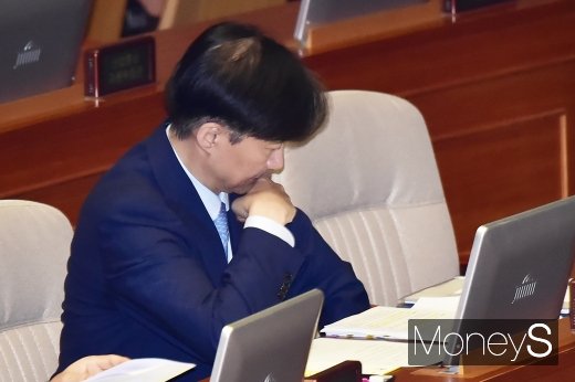 [머니S포토] 고심하는 조국 법무부 장관