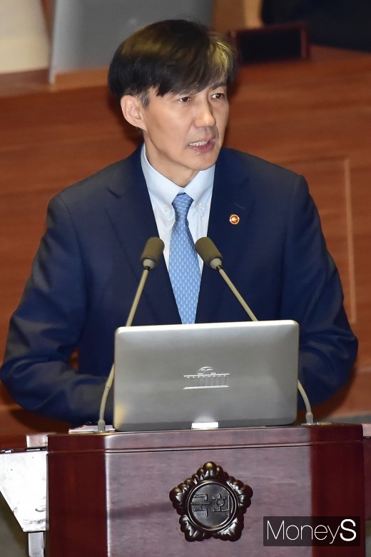 [머니S포토] 여야 대치의 중심 조국, 국회 데뷔