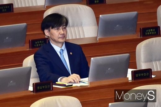 [머니S포토] 야당 질의 경청하는 조국 장관
