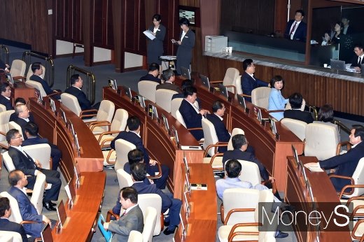 26일 서울 여의도 국회 본회의장에서 열린 정치분야 대정부질문에 앞서 조국 법무부 장관이 단상에 오르자 등 돌린 자유한국당 모습. /사진=임한별 기자   