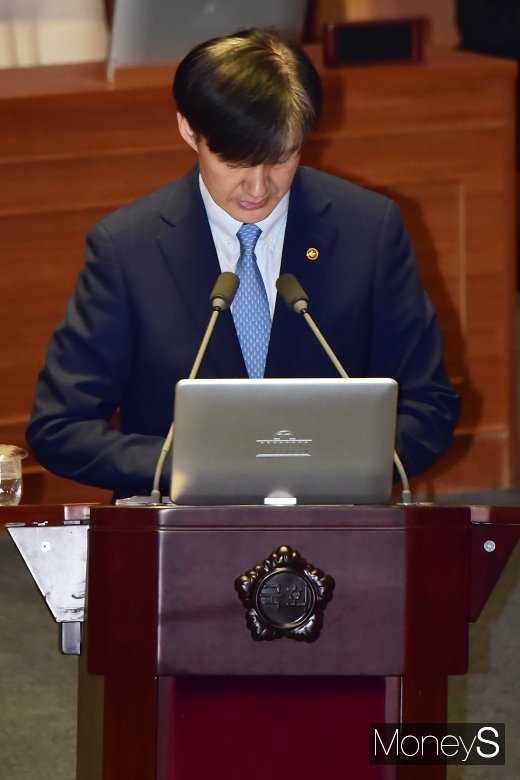 [머니S포토] 여야 틈바구니에 고개숙인 조국 장관